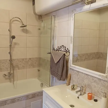 Kiscsermely Vendeghaz Tatil Evi *